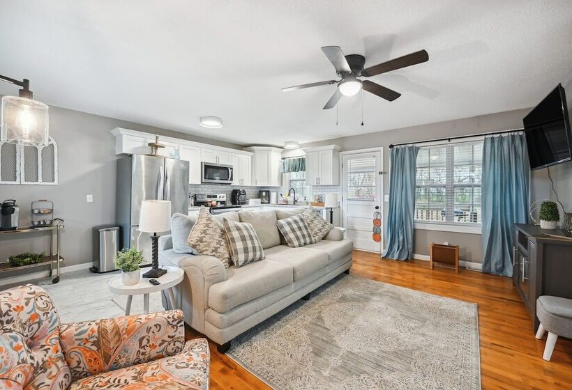 Vine Grove Home W/ Deck, 4 Mi To Saunders Springs!