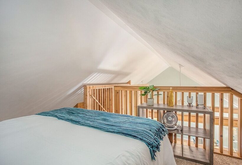 Waterfront Newaygo Cottage W/ On Site Lake Access!