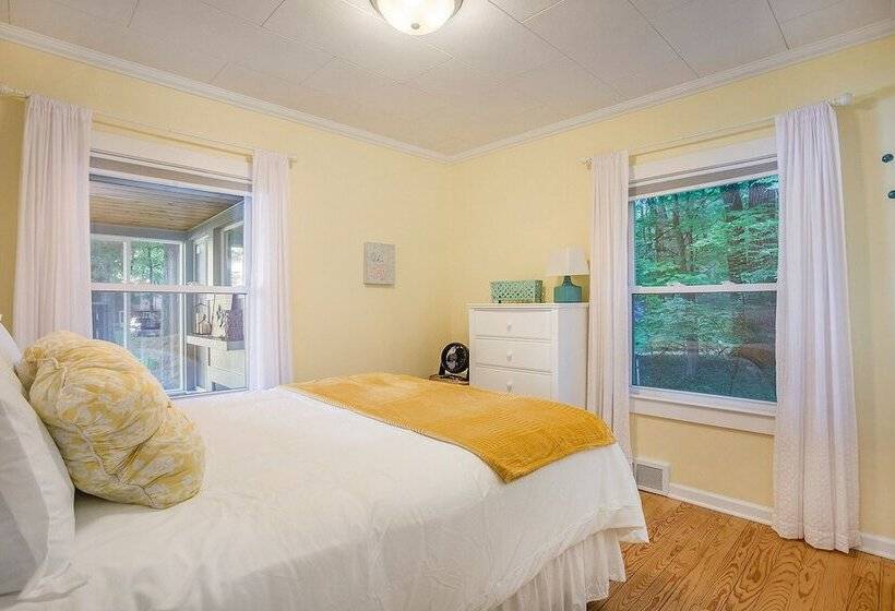 Waterfront Newaygo Cottage W/ On Site Lake Access!