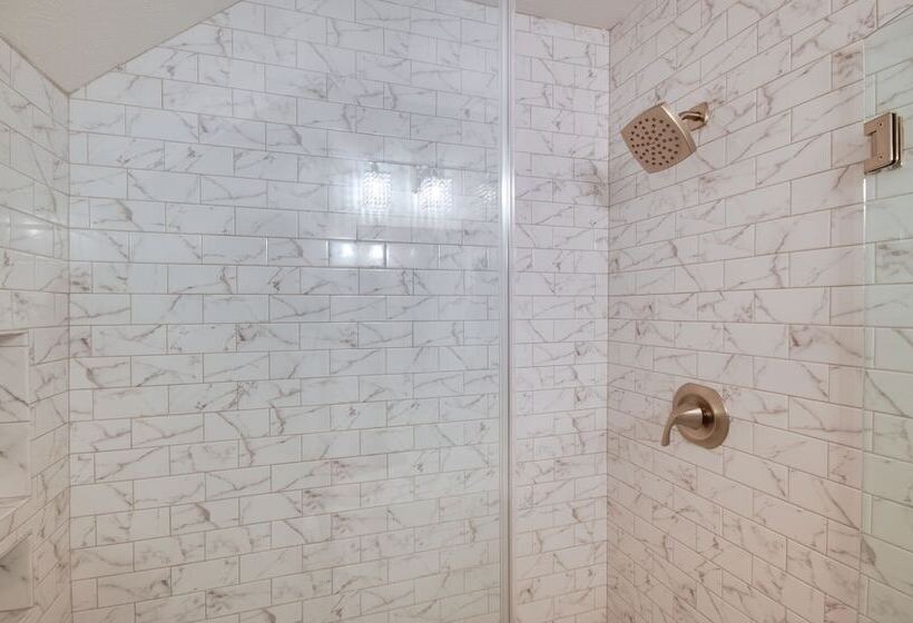 Welcoming Brandon Home W/ Pool & Screened In Deck