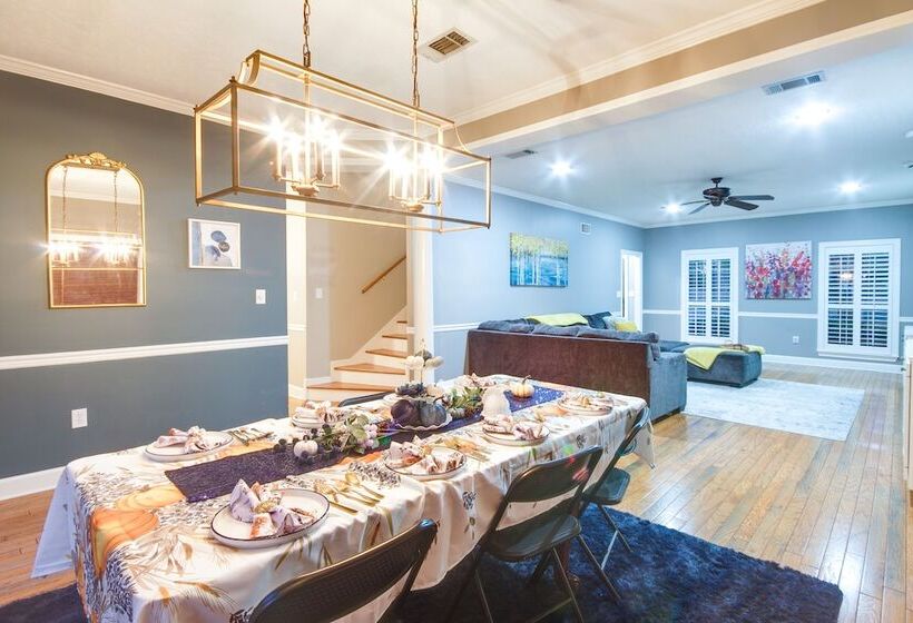 Welcoming Brandon Home W/ Pool & Screened In Deck