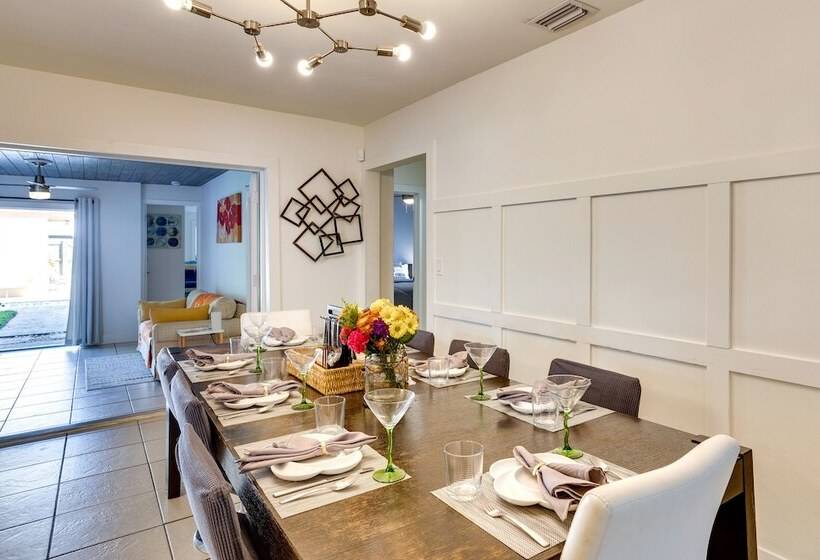 West Palm Beach Home W/ Pool, 3 Mi To Beaches!