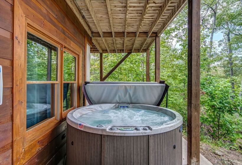 Gorgeous & Secluded 3 Bdr Cabin In Mineral Bluff!