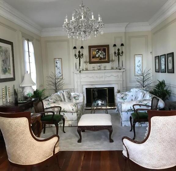 تختخواب و صبحانه Springwood Inn