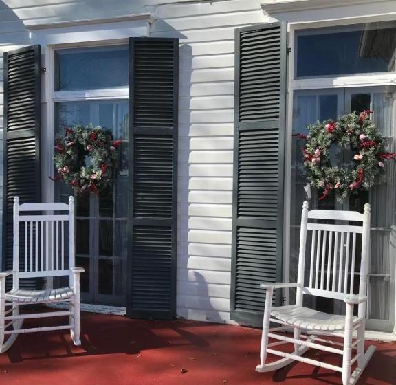 تختخواب و صبحانه Springwood Inn