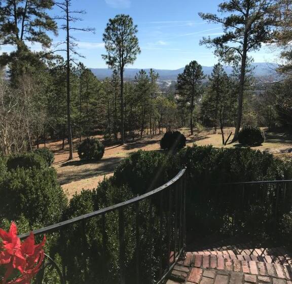 تختخواب و صبحانه Springwood Inn