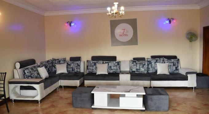 7 Days Hotel On Un Base