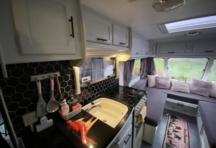 Отель Rostrevorvalley Caravan Experience Private Hottub