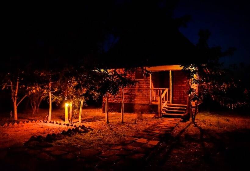 هتل Tabingi Safari Cottages