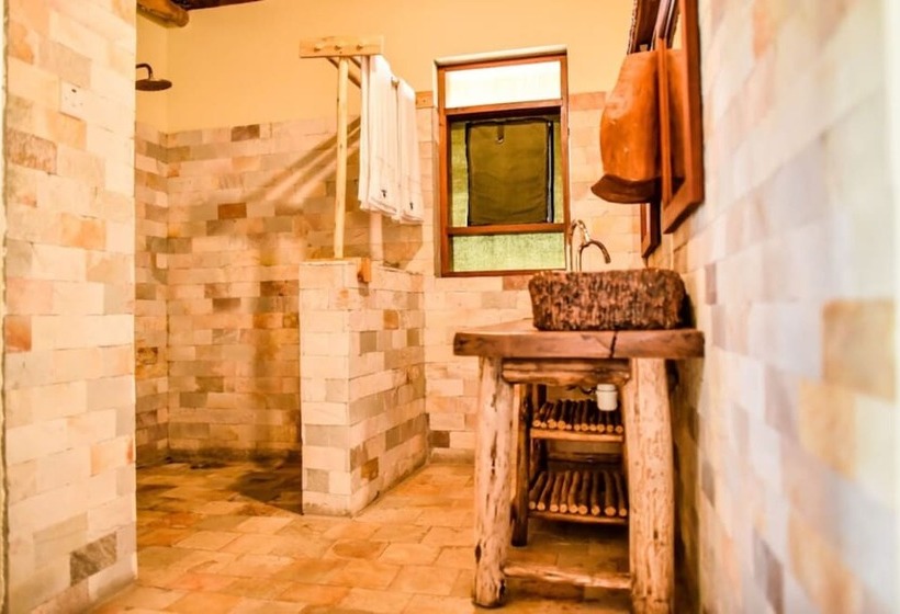 هتل Tabingi Safari Cottages