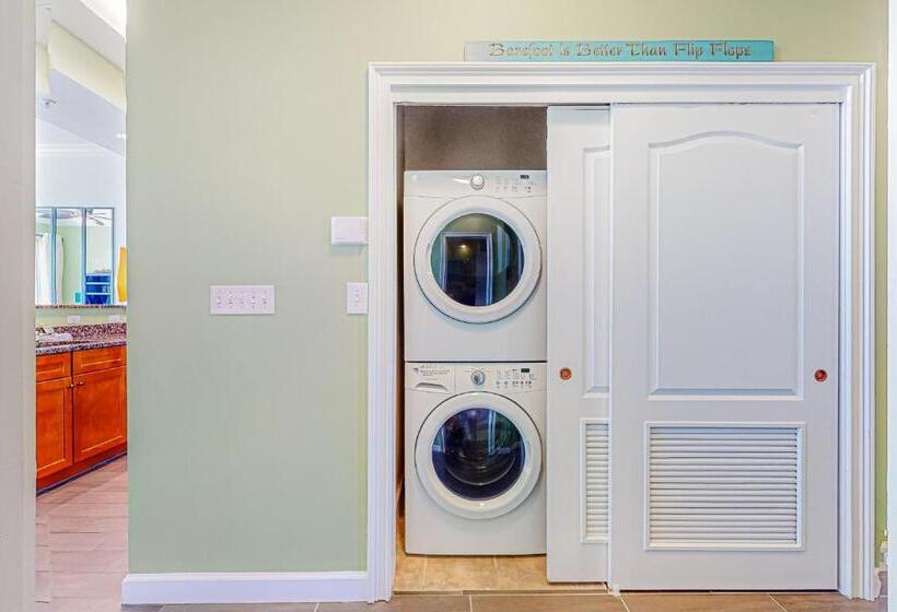 فندق The Indies 708