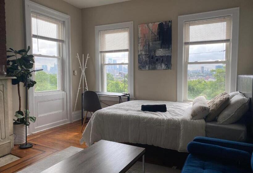 بنسيون Cozy Apartment With City Skyline. Easy Commute Midtown Manhattan
