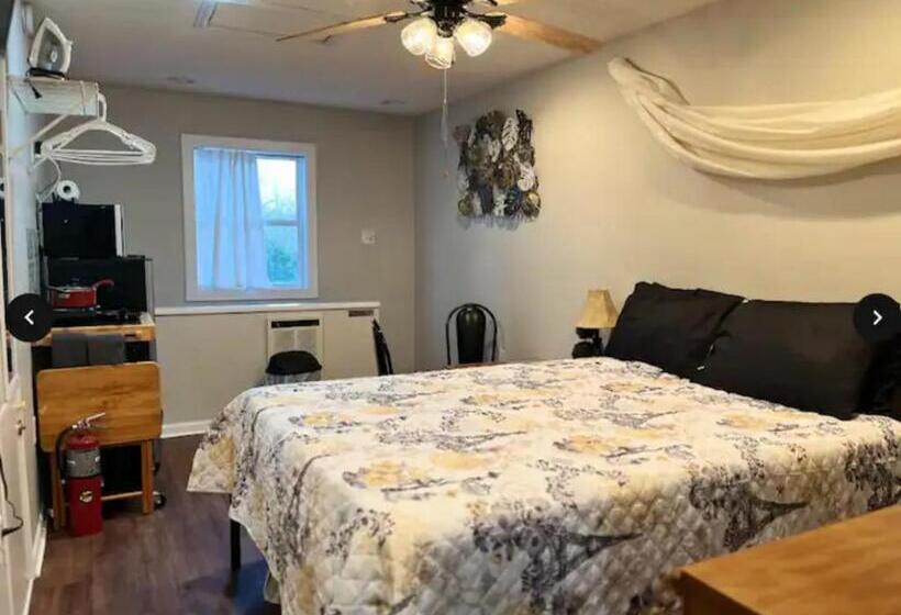 膳宿费 Small Private Get Away, Tiny Home Garage Studio Apartment