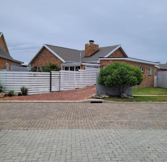 بنسيون The Cove