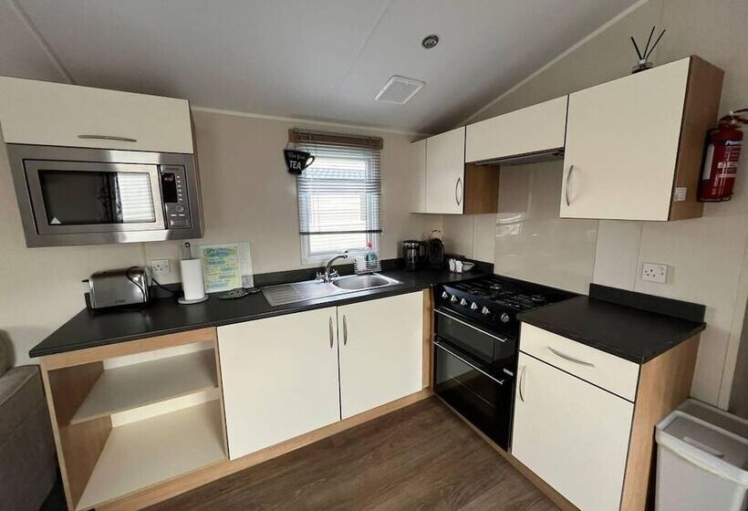 Stunning 8 Berth Caravan In Poole