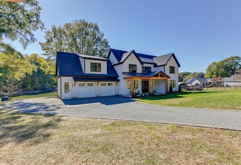 The Retreat At Lake Norman: Boat Dock & Pool!