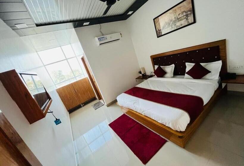 A3 Corbett Queen Hotel & Restro