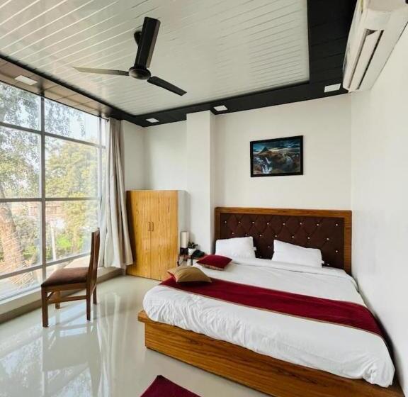 A3 Corbett Queen Hotel & Restro