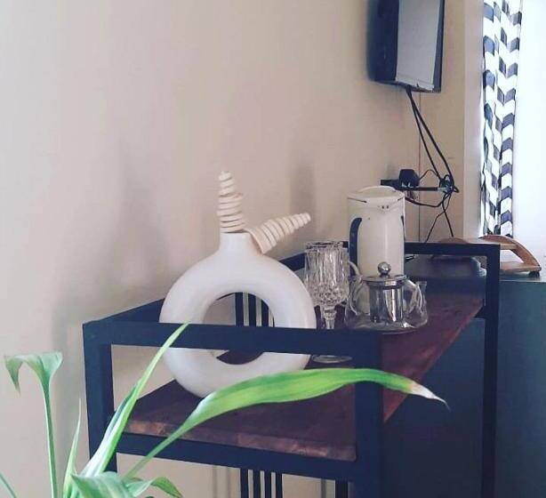 تختخواب و صبحانه The Dew Drop