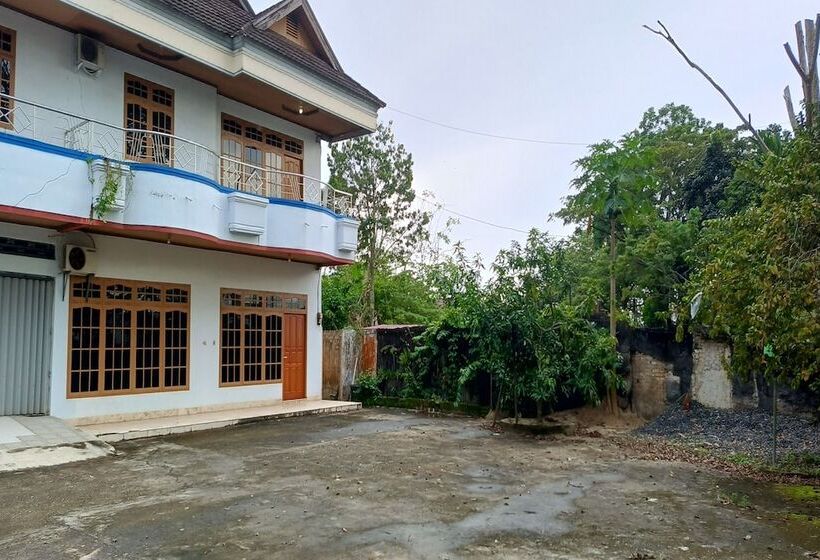 酒店 Oyo 93652 Karunia Kost & Penginapan