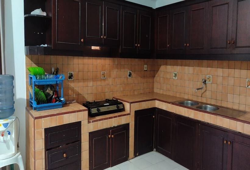 هتل Oyo 93652 Karunia Kost & Penginapan