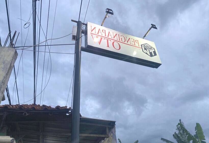 ホテル Oyo 93663 Penginapan Otw