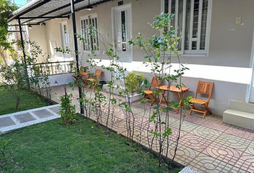 هتل Pharos Guesthouse