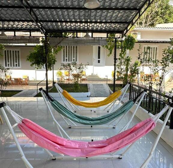 هتل Pharos Guesthouse