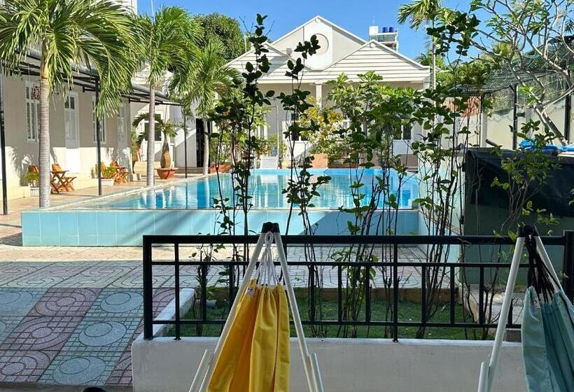 هتل Pharos Guesthouse