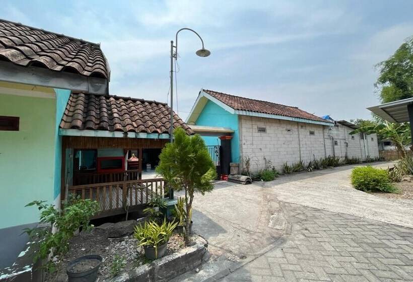 ホテル Spot On 93621 Kost Bu Tutik Syariah