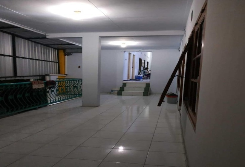 ホテル Spot On 93621 Kost Bu Tutik Syariah