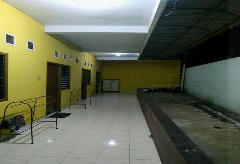 هتل Spot On 93621 Kost Bu Tutik Syariah