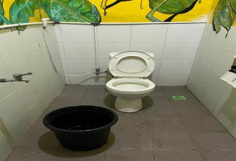 ホテル Spot On 93621 Kost Bu Tutik Syariah