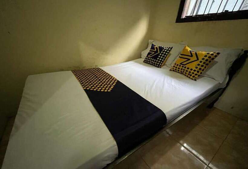 هتل Spot On 93621 Kost Bu Tutik Syariah
