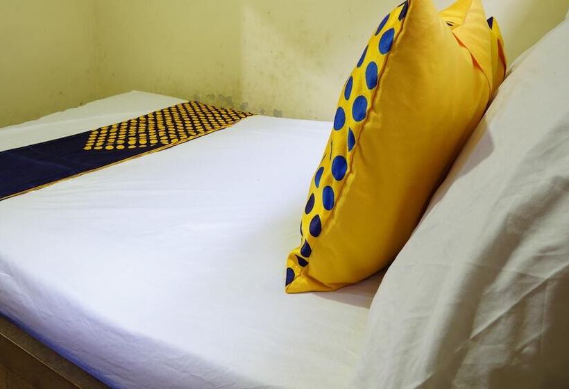 ホテル Spot On 93621 Kost Bu Tutik Syariah