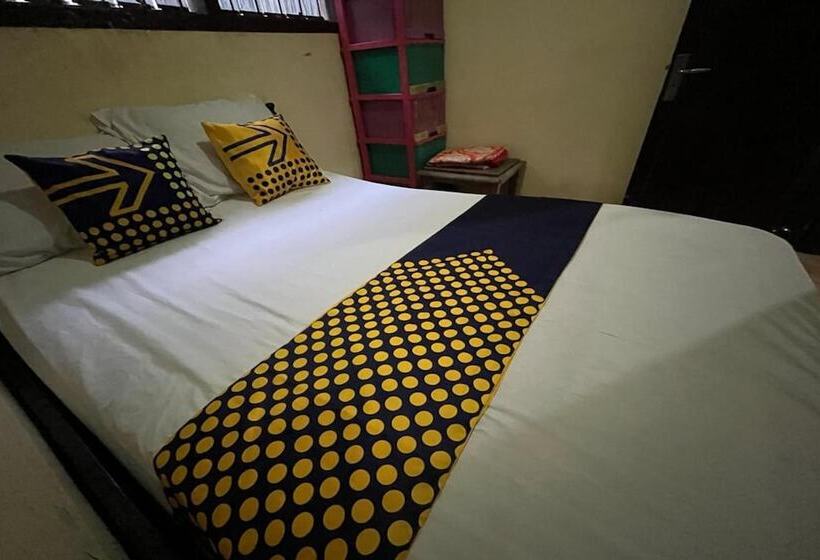 ホテル Spot On 93621 Kost Bu Tutik Syariah