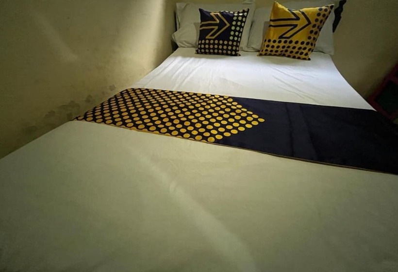 ホテル Spot On 93621 Kost Bu Tutik Syariah