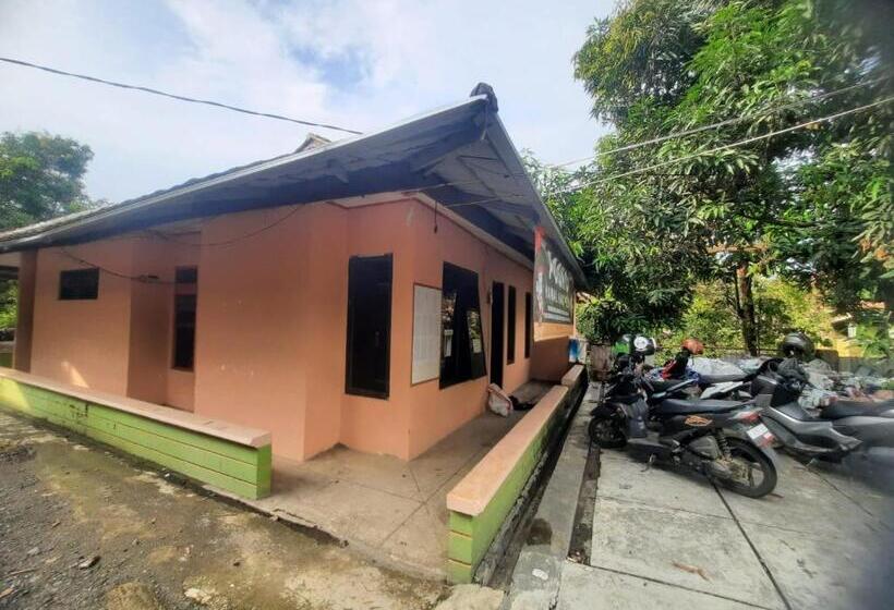 ホテル Spot On 93655 Home Stay Syariah Habibie