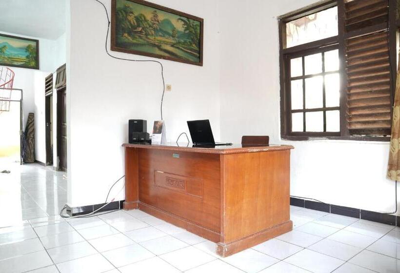 ホテル Spot On 93655 Home Stay Syariah Habibie