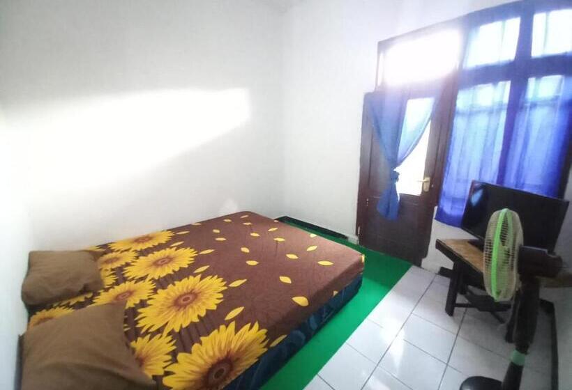 ホテル Spot On 93655 Home Stay Syariah Habibie