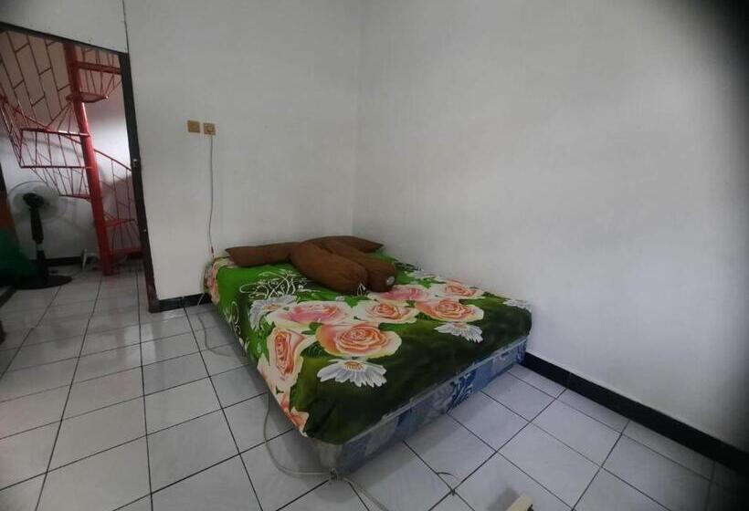 ホテル Spot On 93655 Home Stay Syariah Habibie