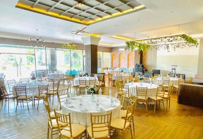 Khách Sạn The One Hotel 1