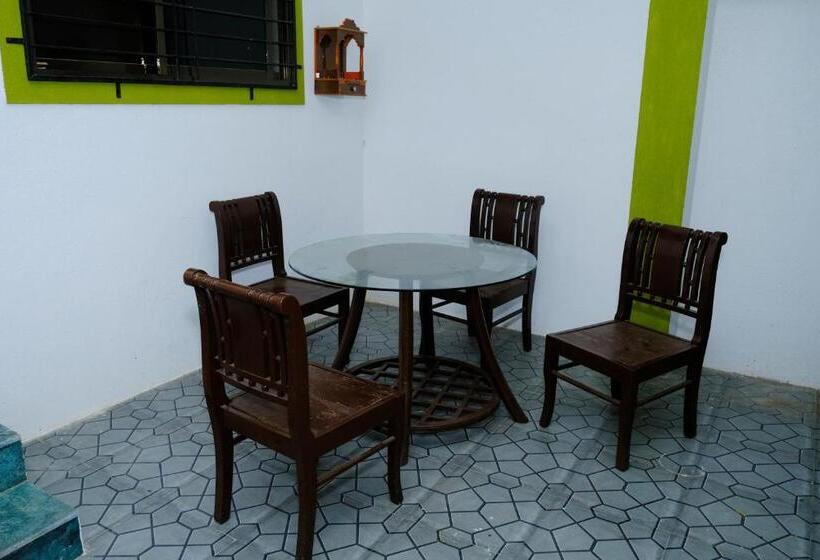 פנסיון Aashray Guestroom