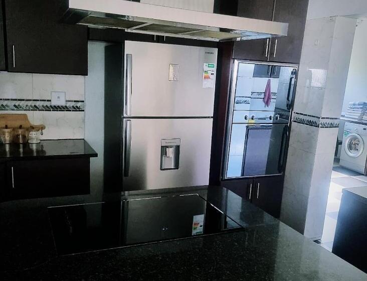 פנסיון Azalea Lodge