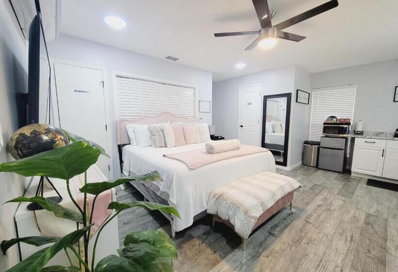 Пансион Modern Dream Rooms Suits   Private, Parking, Wi Fi, Netflix