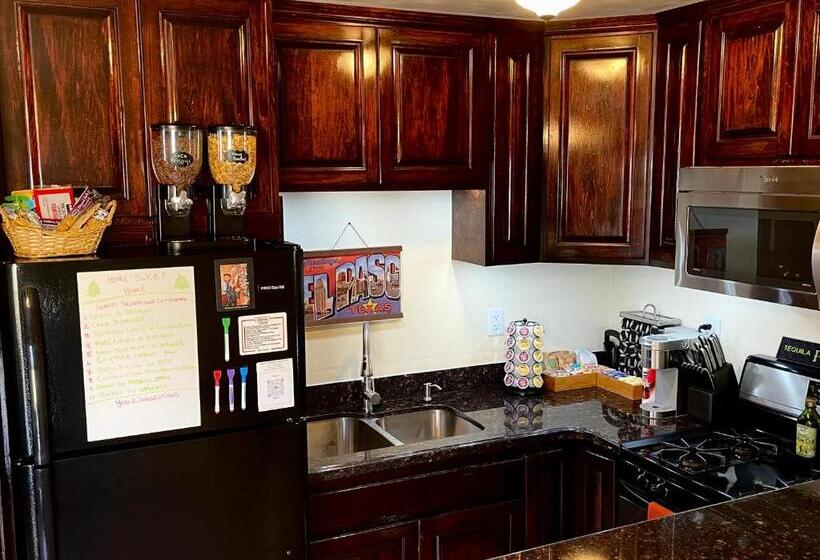 Bed and Breakfast 3mins.airport/fort Bliss Pet Friendly Washer/dryer