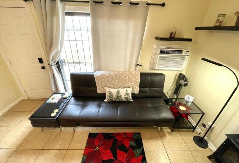 Bed and Breakfast 3mins.airport/fort Bliss Pet Friendly Washer/dryer