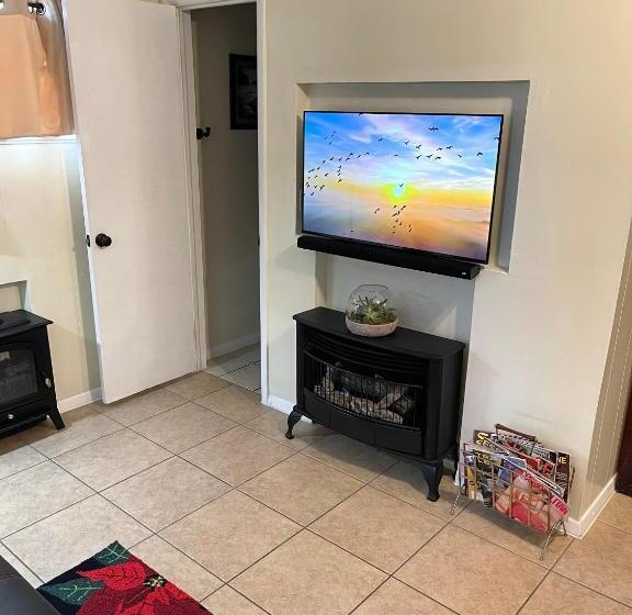 Bed and Breakfast 3mins.airport/fort Bliss Pet Friendly Washer/dryer