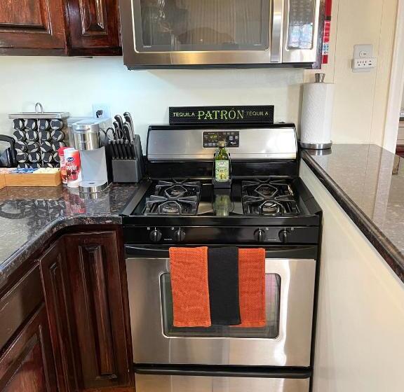 Bed and Breakfast 3mins.airport/fort Bliss Pet Friendly Washer/dryer