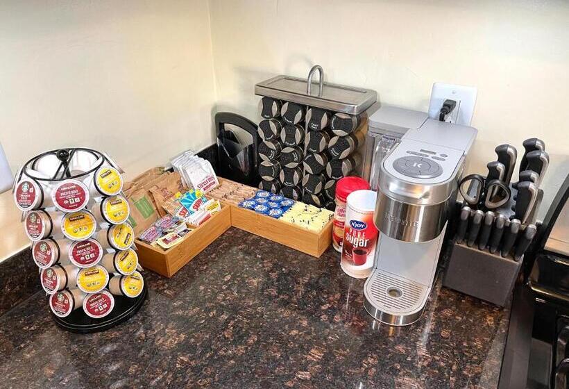 Bed and Breakfast 3mins.airport/fort Bliss Pet Friendly Washer/dryer